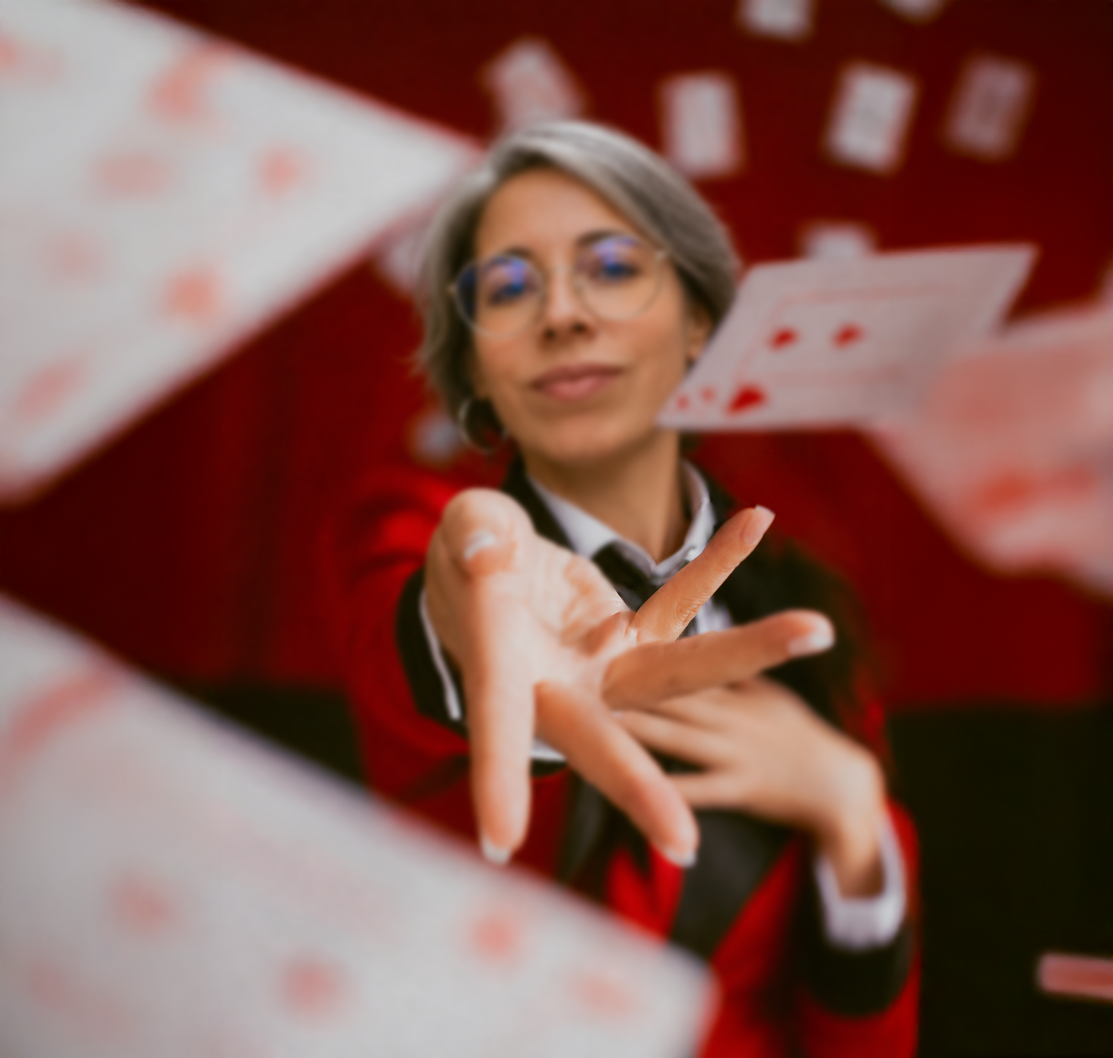 Florencia Garibaldi, ilusionista de marcas, lanzando cartas
